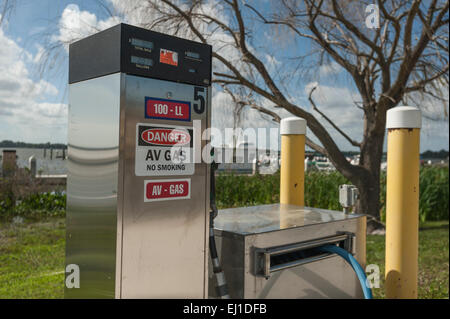 Deposito di benzina a procedure Dockside Wizard per AV con etanolo non al Lago di Dora in Tavares, Florida Foto Stock