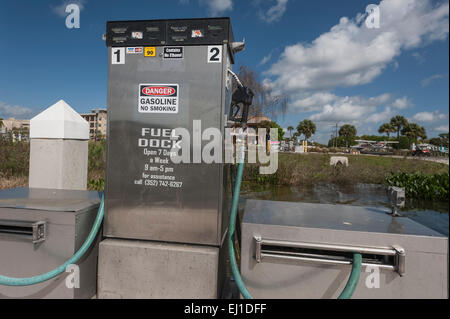 Deposito di benzina a procedure Dockside Wizard per AV con etanolo non al Lago di Dora in Tavares, Florida Foto Stock