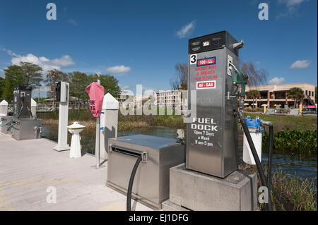 Deposito di benzina a procedure Dockside Wizard per AV con etanolo non al Lago di Dora in Tavares, Florida Foto Stock