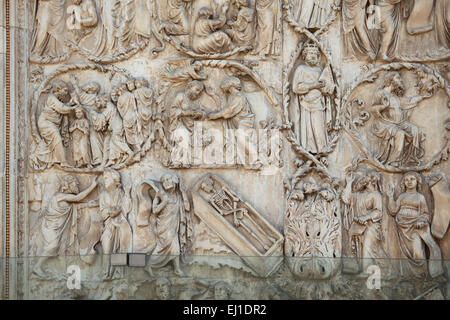 L'Albero di Jesse. Primo Rinascimento sollievo da scultore italiano Lorenzo Maitani sulla cattedrale di Orvieto, Italia. Il re Davide che suona l'arpa e la camera sepolcrale urna di Adam sono raffigurati in questo dettaglio. Foto Stock