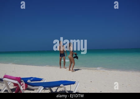 Coppia giovane scattare immagini a Pilar beach, Cayo Guillermo Cuba Foto Stock