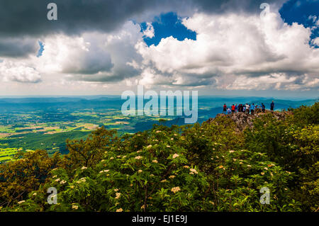 Un folto gruppo di escursionisti su terreni sassosi uomo, montagna nel Parco Nazionale di Shenandoah, Virginia. Foto Stock