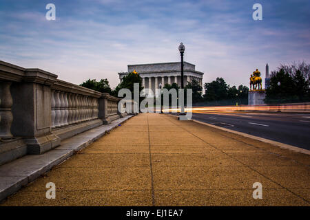 Sentieri di luce sul Arlington Memorial Bridge, a Washington, DC. Foto Stock