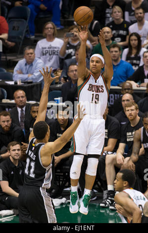 Milwaukee, WI, Stati Uniti d'America. Xviii Mar, 2015. Milwaukee Bucks guard Jerryd Bayless #19 spara un tiro in sospensione durante il gioco NBA tra San Antonio Spurs e il Milwaukee Bucks a BMO Harris Bradley Center di Milwaukee, WI. Sprona sconfitto i Bucks 114-103. John Fisher/CSM/Alamy Live News Foto Stock