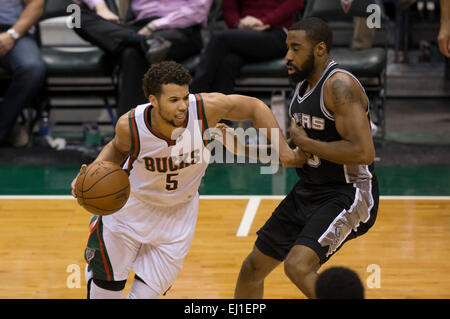 Milwaukee, WI, Stati Uniti d'America. Xviii Mar, 2015. Milwaukee Bucks guard Michael Carter-Williams #5 in azione durante il gioco NBA tra San Antonio Spurs e il Milwaukee Bucks a BMO Harris Bradley Center di Milwaukee, WI. Sprona sconfitto i Bucks 114-103. John Fisher/CSM/Alamy Live News Foto Stock