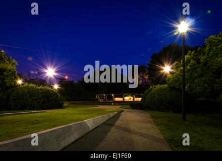 Percorso per la George Mason Memorial di notte a Washington, DC. Foto Stock