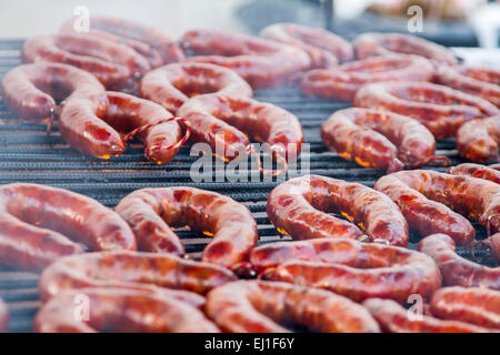 Vista ravvicinata di molti chorizos portoghese su un barbecue. Foto Stock