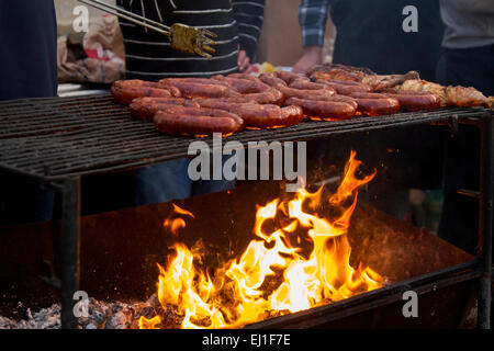 Vista ravvicinata di molti chorizos portoghese su un barbecue. Foto Stock