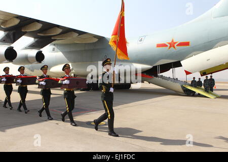 Inchon, Inchon Aeroporto Internazionale della Corea del Sud. 20 Mar, 2015. I soldati del popolo cinese della Esercito di Liberazione trasportare bare contenenti resti di soldati del popolo cinese di volontari (CPV) morti nel 1950-53 guerra coreana, durante un handover cerimonia di Inchon Aeroporto Internazionale della Corea del Sud, 20 marzo 2015. Credito: Yao Qilin/Xinhua/Alamy Live News Foto Stock