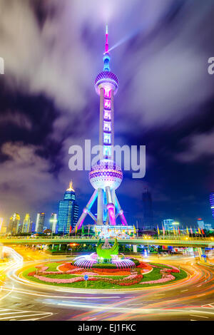 Il Landmark Oriental Pearl Tower di notte nel Quartiere Finanziario di Lujiazui di Shanghai in Cina. Foto Stock