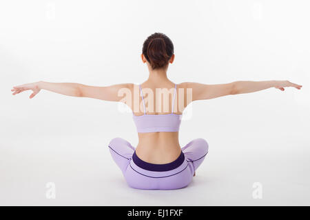 Donna pratica dello yoga con mani outstretching Foto Stock