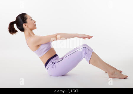 La donna a praticare yoga e piegarsi indietro Foto Stock