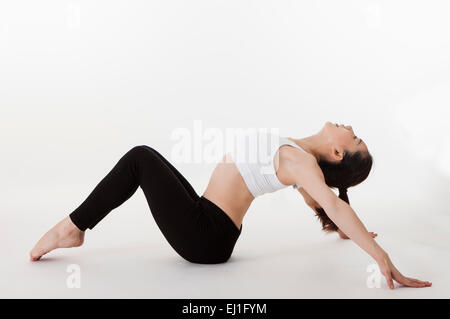 La donna a praticare yoga e piegarsi indietro Foto Stock