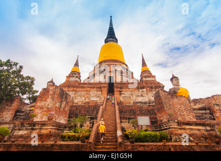 Ayutthaya ,Thailand-June 27, 2013: a piedi attorno a Wat Yai Chai Mong Kol Foto Stock