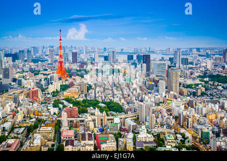 Tokyo, Giappone skyline della città da Roppongi Hills verso la Torre di Tokyo. Foto Stock