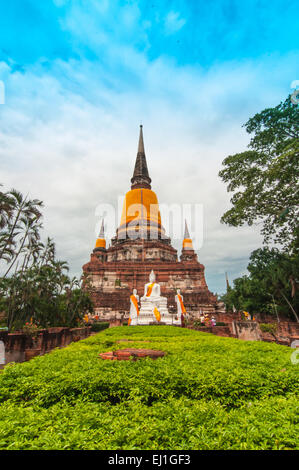 AYUTTHAYA,Thailandia-Giugno 27, 2013: a piedi attorno a Wat Yai Chai mong kol Foto Stock