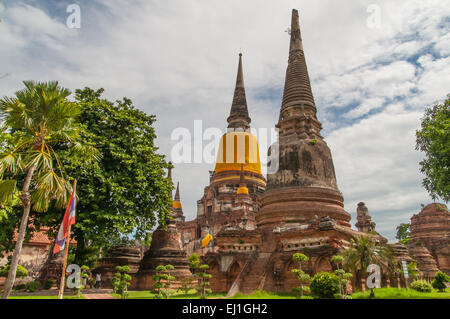 AYUTTHAYA,Thailandia-Giugno 27, 2013: a piedi attorno a Wat Yai Chai mong kol Foto Stock