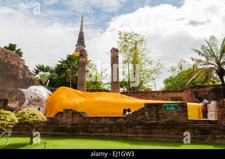 AYUTTHAYA,Thailandia-Giugno 27, 2013: Buddha reclinato di Wat Yai Chai Mong Kol Foto Stock