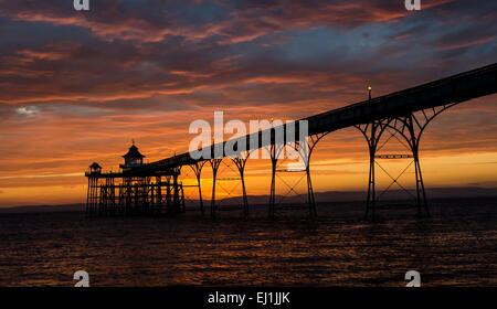 Un tramonto foto di Clevedon Pier vicino a Bristol. Foto Stock