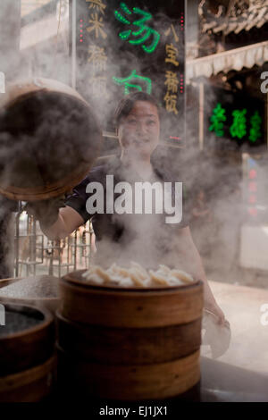 Una foto scattata a Xi'an, Cina di canederli in preparazione sulla strada musulmano. Foto Stock