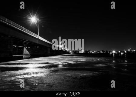 La George Mason Memorial Bridge di notte, oltre la congelati fiume Potomac in Washington, DC. Foto Stock