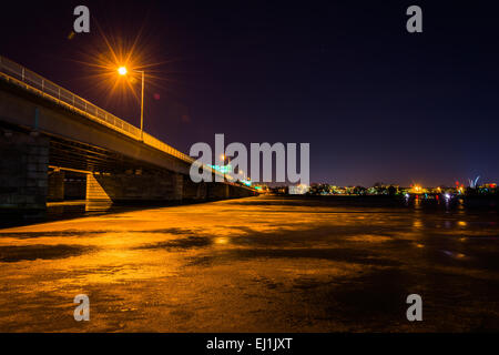 La George Mason Memorial Bridge di notte, oltre la congelati fiume Potomac in Washington, DC. Foto Stock