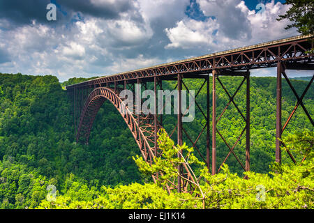 Il New River Gorge Bridge, visto dal Canyon Rim Visitor Center si affacciano, West Virginia. Foto Stock