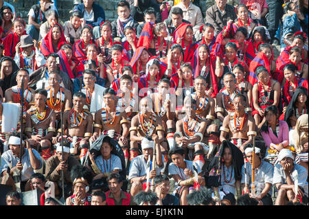 Naga tribù in Hornbill festival durante le prestazioni Foto Stock