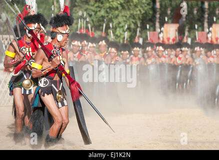 Naga tribù danza di guerra, segno di vittoria Foto Stock