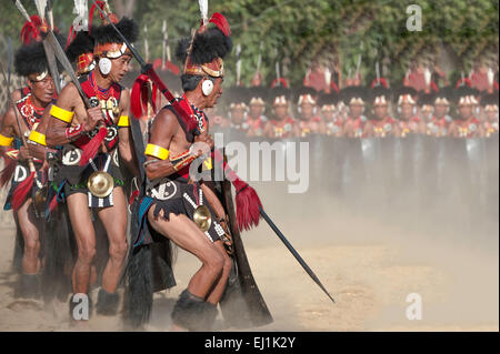 Naga tribù danza di guerra, segno di vittoria Foto Stock