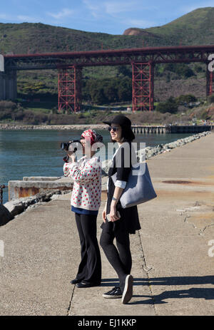 Turistico vietnamita, scattare fotografie, Satterlee frangiflutti, Fort Baker, città, Sausalito, Marin County, California Foto Stock