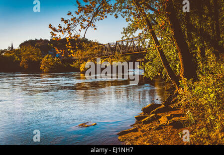 Alberi e treno ponte sopra il fiume Potomac in Harper's Ferry, West Virginia. Foto Stock