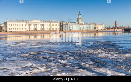 Paesaggio invernale con ghiaccio galleggiante sul fiume Neva a San Pietroburgo, Russia Foto Stock