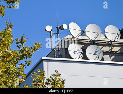 Le antenne sulla parte superiore di un edificio Foto Stock