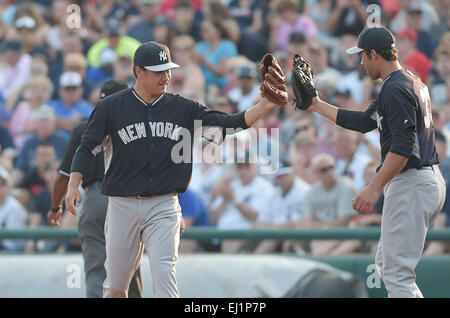 Lake Buena Vista, Florida, Stati Uniti d'America. Xviii Mar, 2015. (L-R) Masahiro Tanaka, Garrett Jones (Yankees) MLB : Masahiro Tanaka e Garrett Jones dei New York Yankees guanti touch durante un allenamento primaverile di baseball gioco contro Atlanta Braves in Lake Buena Vista, Florida, Stati Uniti . © AFLO/Alamy Live News Foto Stock