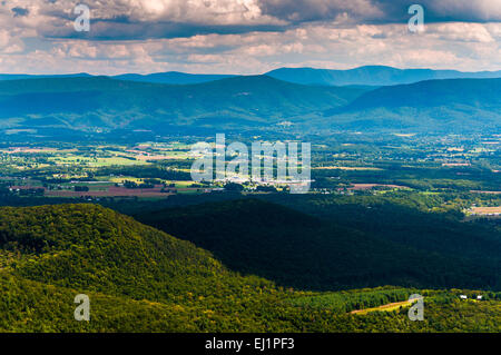 Vista della valle di Shenandoah e monti Appalachi da Mill Mountain Trail sul Grande Nord Montagna in George Washingto Foto Stock