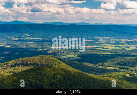 Vista della valle di Shenandoah e monti Appalachi da Mill Mountain Trail sul Grande Nord Montagna in George Washingto Foto Stock