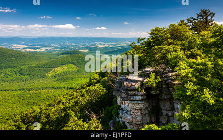 Vista della valle di Shenandoah e scogliere visto dal grande Schloss in George Washington National Forest, Virginia. Foto Stock