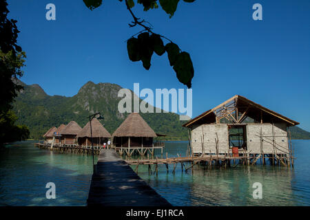 Case di legno sopra l'acqua di mare a ora Eco-Resort nel villaggio di Saleman, Seram del Nord, Maluku centrale, Maluku, Indonesia. Foto Stock