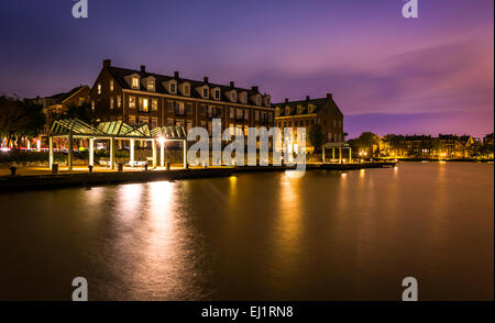 Waterfront condomini e dalla passeggiata lungo il fiume Potomac di notte in Alexandria, Virginia. Foto Stock