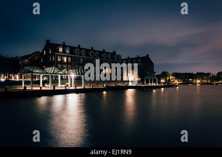 Waterfront condomini e dalla passeggiata lungo il fiume Potomac di notte in Alexandria, Virginia. Foto Stock