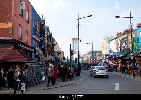 Negozi e persone lungo Camden High Street a Londra NW1 - Regno Unito Foto Stock