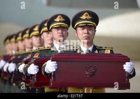 Inchon, Inchon Aeroporto Internazionale della Corea del Sud. 20 Mar, 2015. I soldati del popolo cinese della Esercito di Liberazione trasportare bare contenenti resti di soldati del popolo cinese di volontari (CPV) morti nel 1950-53 guerra coreana, durante un handover cerimonia di Inchon Aeroporto Internazionale della Corea del Sud, 20 marzo 2015. Credito: Shen Ling/Xinhua/Alamy Live News Foto Stock