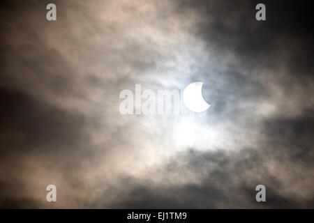 Parziale eclissi solare del sole attraverso il Regno Unito prese da Skipton, North Yorkshire 20 Aprile 2015 Foto Stock