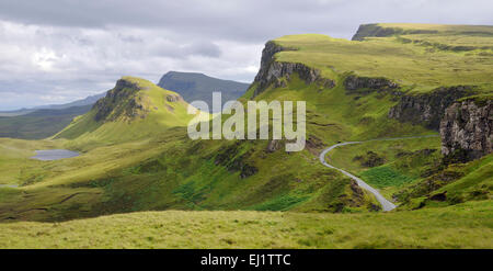 Loch a gancio, gancio (centro), scogliere di Bioda Buidhe (destra) con Beinn Edra a shaddow dietro. Trotternish, Isola di Skye Foto Stock