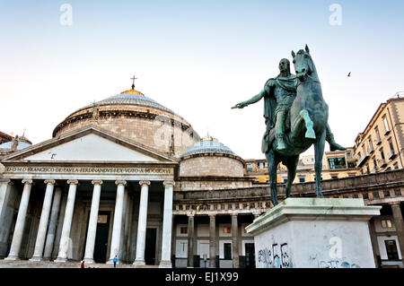 Napoli, Italia - 1 Gennaio 2014: Statua di re Carlo III di Spagna in Piazza del Plebiscito a Napoli, Italia. Storico di Napoli cit Foto Stock