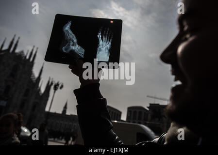 Milano, Italia - 20 Marzo 2015: un uomo guarda ad una parziale eclissi solare attraverso un X-ray in Piazza Duomo Credito: Piero Cruciatti/Alamy Live News Foto Stock