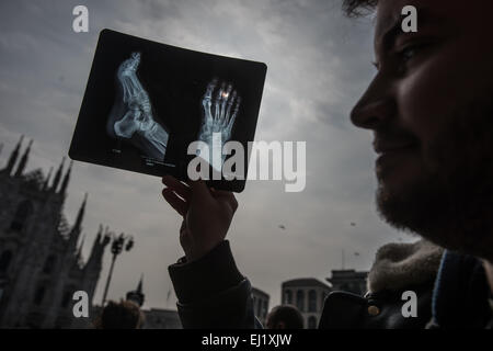 Milano, Italia - 20 Marzo 2015: un uomo guarda ad una parziale eclissi solare attraverso un X-ray in Piazza Duomo Credito: Piero Cruciatti/Alamy Live News Foto Stock