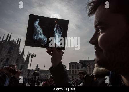 Milano, Italia - 20 Marzo 2015: un uomo guarda ad una parziale eclissi solare attraverso un X-ray in Piazza Duomo Credito: Piero Cruciatti/Alamy Live News Foto Stock