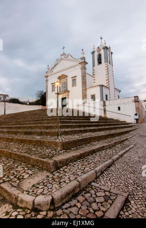 Vista la storica chiesa cristiana del villaggio di Estoi in Portogallo. Foto Stock